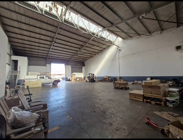 950M² FACTORY TO LET IN JET PARK